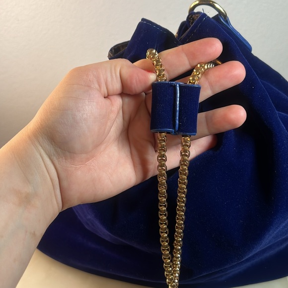 Women’s shoulder bag velvet bucket bag with gold chain drawstring in navy - Picture 3 of 12